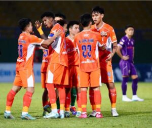 Khó khăn từ đội hình